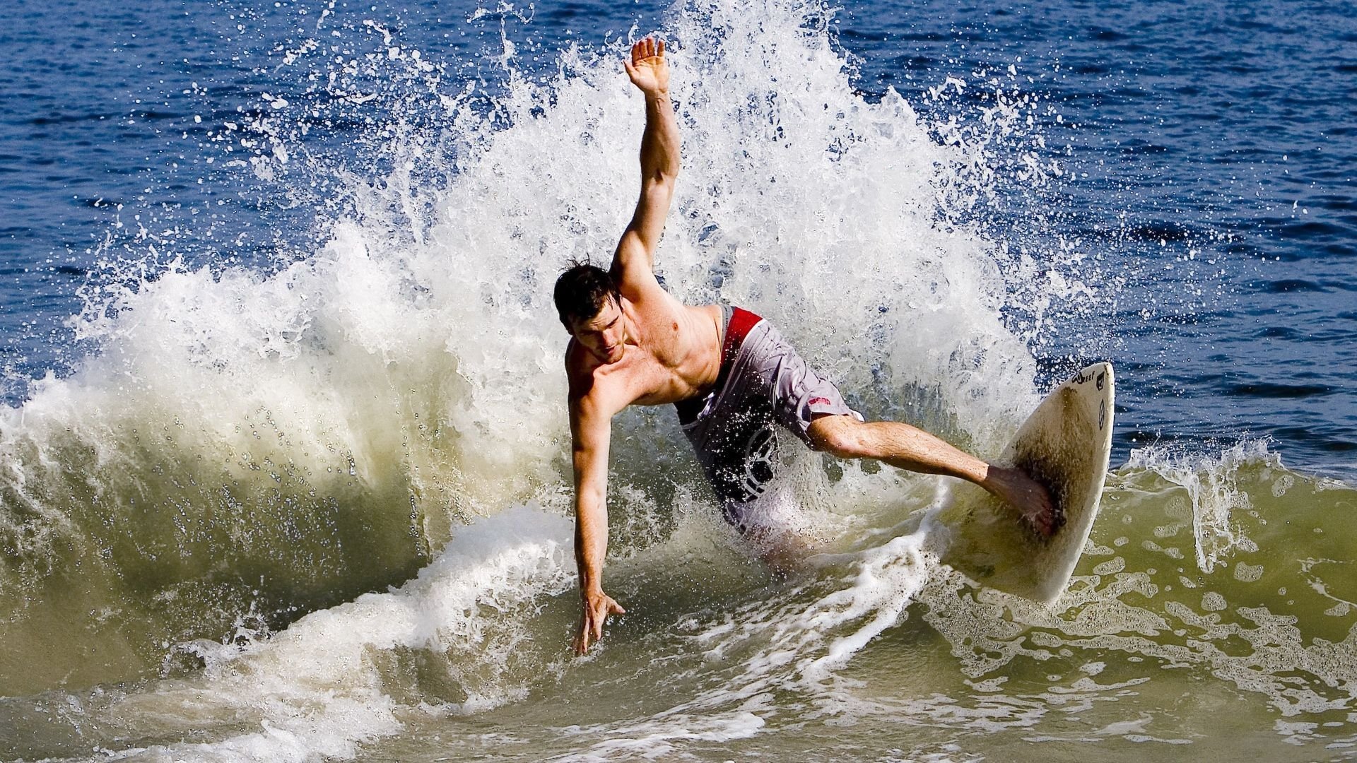 曼城八场只赢一场…瓜帅面色铁青:我从没这么急过,曼城各项赛事18连胜